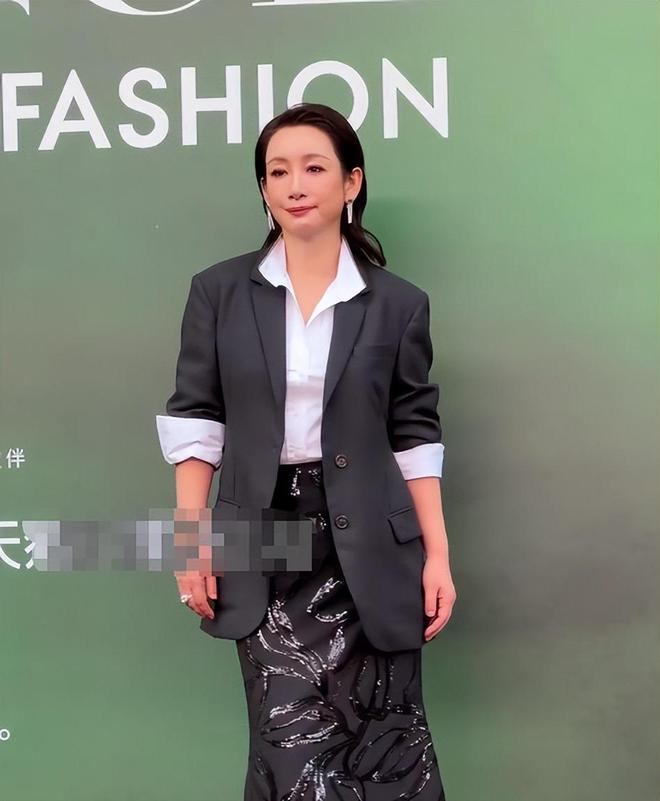 上海红毯生图秦海璐皮松肉垮李沁真空杨幂戴黑纱斗篷像巫婆